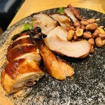 Chuukachuu Bou Ippo - 焼豚、豚トロ、骨つき腿　焼き物３点　左のピリ辛骨付きもも肉の釜焼きが最高。