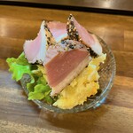 立ち飲み居酒屋ラクミ - ポテサラ鴨が乗ってる