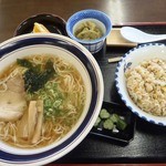 めん処 さんすい - 料理写真:しょうゆ（豚骨）ラーメンセット700円（チャーハンは先着6名のみで一般はおむすび）