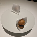 ラ クレリエール - 定番アミューズ　ブータンノワールのハンバーガー