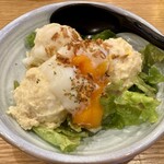 Tori Izakaya Dekanoren - 「自家製たまぽてサラダ」380円也。