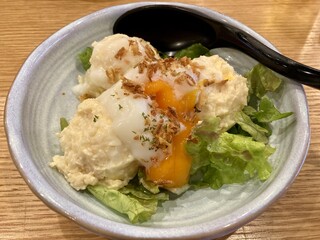 Tori Izakaya Dekanoren - 「自家製たまぽてサラダ」380円也。