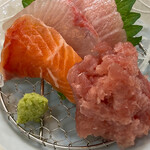 和食 酒処 汐彩 - 鮪、サーモン、白身魚の刺身、ネギトロ(鮪中落ち)
            刺身が看板だけあり、シッカリしてますね  
            なかなか素晴らしいです(*ﾟ∀ﾟ*)
