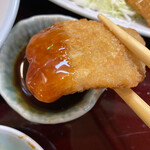 和食 酒処 汐彩 - アジフライを中濃ソースにディップ