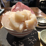 Shihachi Sengyoten - 日替わり海鮮丼（1,045円）　本日は「おひょう」、「ほたて」、「ブリ」の3品