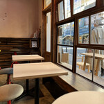 THE NUTS EXCHANGE - 窓際の席