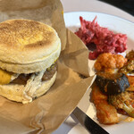 THE NUTS EXCHANGE - プラントベースマフィンに、デリを２種選択