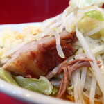 ラーメン二郎 - 豚の厚み