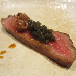 鳥茂 - サーロインのアンチョビとキャビア乗せ 雲丹抜き