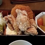 一心 - 鶏唐揚げと牛肉入コロッケ アップ