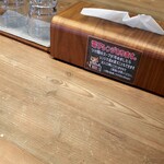 つけ麺・らぁ麺 やまこう - 相向かいのカウンター席。アチラ側のお客様が入らないように……配慮してパシャリ