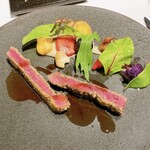 ラトリエ・ドゥ・ノト - ⑦のと玄牛(くろうし)もも肉のカツレツ
      のと玄牛もちょっと個性のある味。そこに何かのスパイスで風味付けされています。やはり野菜にも存在感があります。