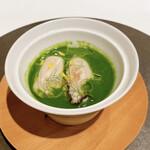ラトリエ・ドゥ・ノト - ①牡蠣のフラン、春菊のソース(洋風茶碗蒸し)
                                良い意味で牡蠣くさい濃厚なもの、そこに個性ある春菊のソースが妙に合っています。