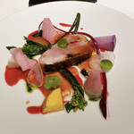 ラトリエ・ドゥ・ノト - ⑤ブリと根菜、バジル・ビーツのソース
      レアなブリははじめて頂く風味。根菜もそれに負けない存在感と味があります。