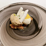 ラトリエ・ドゥ・ノト - ⑧和栗ムース、ジャージー牛ミルクアイス
      熟成させて糖度を上げ焼き栗を使ったムース。ジャージー牛は牧場で飼っているものだそうです。