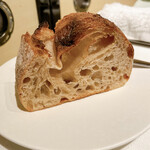 ラトリエ・ドゥ・ノト - ○パン
                                風味が良くて美味しい。