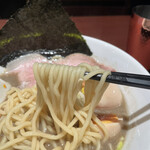 酒肴場 屯 - 煮干し中華とは異なる中太麺。もっちりして美味