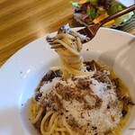 BIER LOVEN - イタリア産小麦100%のディ・マルティーノ社製パスタは太めでモチモチ食感、食べ応えがあります
            具材たっぷりですし、オイルソースだけどチーズを含むのでコクのある味わいのソースともマッチしています