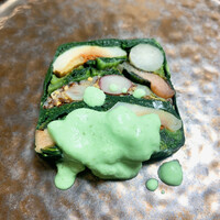 レザンファン ギャテ - ②鶏胸肉とケール、フランス産古代麦、キヌア入り野菜のテリーヌ(ハーブヨーグルトソース付)