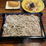 Kandata - 【極楽セット1320円】1.小盛りの巣ごもり（打ち立ての蕎麦をサクッと揚げて餡をかけたもの）、2.手作りいなり、3.せいろそば