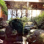 大和田 - 中庭には高級料亭さながらの日本庭園がありました。沢山の錦鯉が優雅に泳いでいます。年季の入った木造の古い家屋ですが、趣きがあっていいですね。