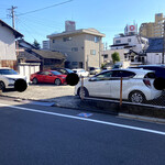 大和田 - 道を挟んだお店の向かいには、18台分の駐車場が用意されていました。場所を考えると、なかなかのキャパだと思います。丁度空きがありましたので、待つことなく駐車出来ました。