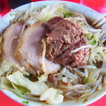 ラーメン二郎 - 小ぶた野菜には大好きな豚の端っこがゴロンと