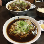 大喜 - キャーーー！！！中華そばヽ(´o｀
            
            大喜のラーメン　メニューは『中華そば』しか無い。
            サイズ違いのみ。
            
            その全てがチャーシューメン
            
            手前　オイラの中華そば小(並)
            奥　板金屋の大将　特(並の倍)