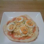Tachinomi Kankan - 自家製のピザ生地を使ったピザ。具はコーン缶とゆで卵