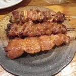 やきとん 野方屋 - 上からナンコツ、カシラアブラ、タン（全て味噌ダレ）