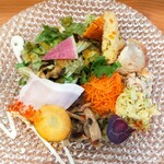 洋食カフェ グリルオニオン - 前菜（キャロットラペ
                                ・ケークサレ2種
                                
                                ・ポテトサラダ
                                ・自家製ハム
                                ・きのこのマリネ
                                ・カレー風味のコールスロー
                                ・サラダ）