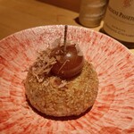 焼鳥 山もと - きんかんの乗った焼きおにぎり。濃厚かと思いきやあっさりシメに絶妙な一品