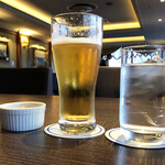 バーラウンジ 夜間飛行 (川崎日航ホテル) - 生ビール1,180円。店内は雑音がなく、ゆったりとくつろげます