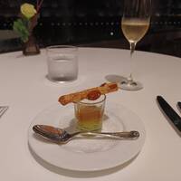 ジャルダン ポール・ボキューズ - 第一のアミューズ (グラスの中には、アボガドのエスプーマ)