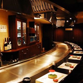 全席、曲線の美しい鉄板焼きカウンター席落ち着いた空間でおいしいステーキ