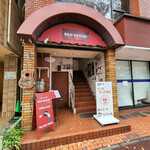豚ステーキ専門店 かっちゃん - ビルの入り口。