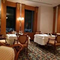 ミクニナゴヤ - 店内の様子。５２階のフロアーから眼下に広がる夜景は見事。