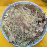 ラーメン二郎 - 店主様とバイト君だと、ぶたのカットにかなりの差が…