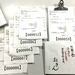 Mendokoro Suwa - レシート下部にその日の入店者数らしき数字が印刷されており、今回は今までの最高記録だった（左側の5枚のレシートが朝ラー分でほぼ同じ時刻に入店している。右下のはUber依頼分の肉丼類に同梱されるミニパンフ）