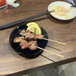 馬刺しと馬串焼き スタンド馬ジロー - 馬タン串290円