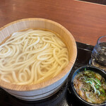 丸亀製麺 - 釜揚げうどんの大が1日は半額で210円になります。