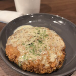 馬刺しと馬串焼き スタンド馬ジロー - 馬肉メンチカツゴルゴンゾーラ350円