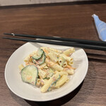 馬刺しと馬串焼き スタンド馬ジロー - 燻製マカロニサラダ190円