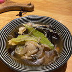 深酒サカ場 ハセガワ - お通しの木の子汁