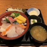 三代目網元　魚鮮水産 - 地魚海鮮丼（税別９００円）と牡蠣フライ（２個税別３００円）