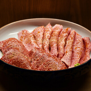 [Inoue sister store] We only use meat that meets the discernment of the butcher shop owner in Sakai.