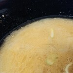 GYUTON - 牛豚骨醤油ラーメン780円スープの油膜