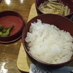 Momiji - 開けるとご飯と漬物