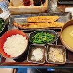 しんぱち食堂 - サーモンハラス定食(ご飯半割)+インゲン胡麻和え+わかめ(醤油マヨ)_¥891+¥55+88