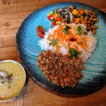 Karudamon - 令和4年12月
                      2種盛りカレー 900円
                      ・豚のキーマカレー
                      ・鶏のグリーンカレー
                      ・バスマティライス
                      ・かぼちゃのクミンあえ
                      ・にんじんしりしり
                      ・カチュンバル
                      ・ホットライムピクルス
                      ・豆のジンブ